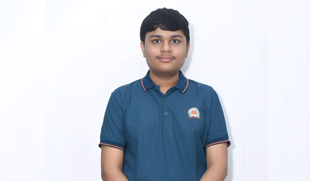 Shresth Suraiya holding a gold medal at the International Physics Olympiad