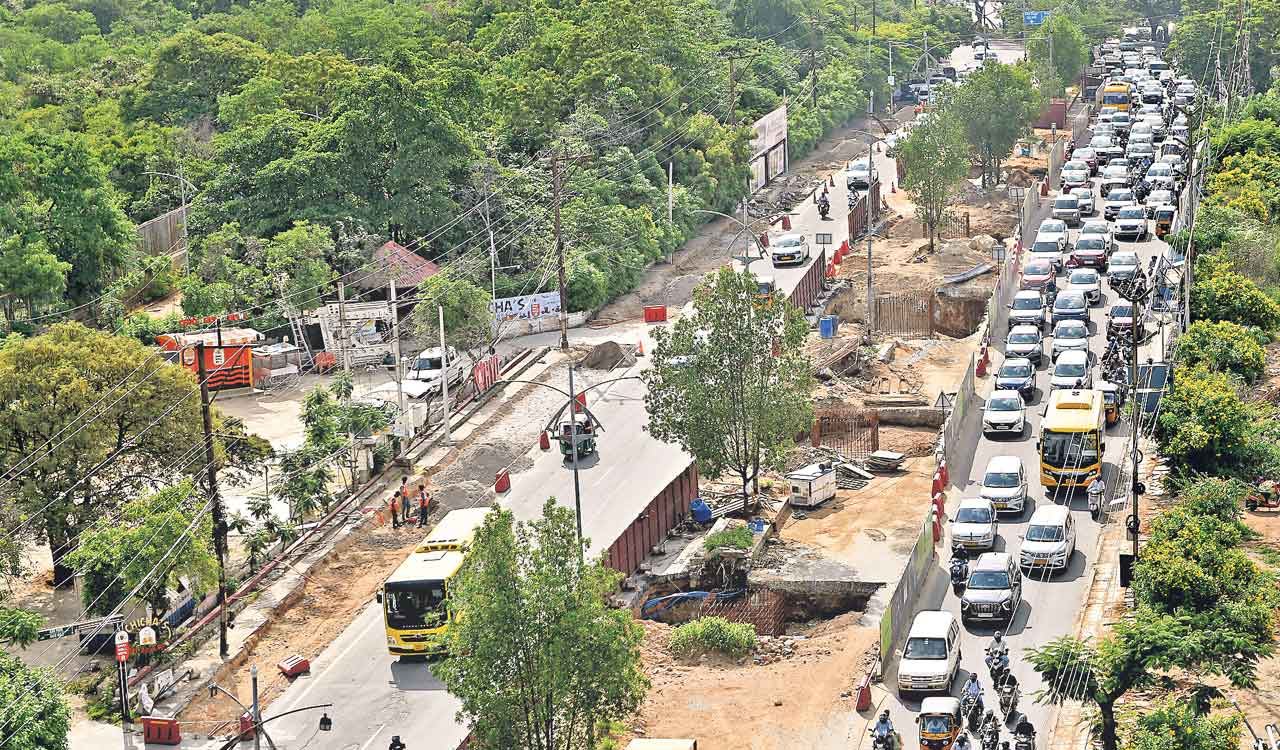 KBR Park one-way traffic loop in Hyderabad with vehicles moving smoothly on the road